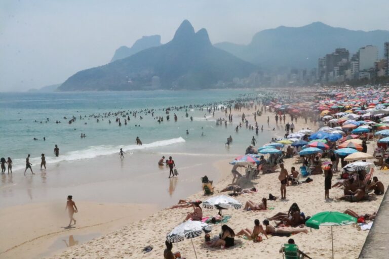Badegäste baden am Strand von Ipanema. Die Stadt Rio de Janeiro hatte jüngst mit 41,9 Grad Celsius erneut den Hitzerekord gebrochen. Foto: Jose Lucena/TheNEWS2 via ZUMA Press Wire/dpa
