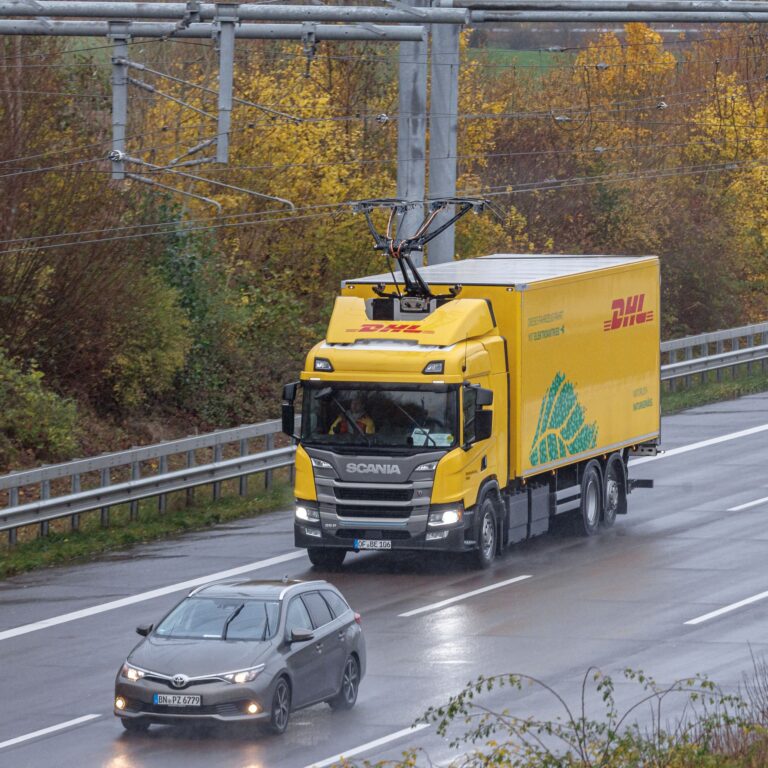 Ein voll-elektrischer Oberleitungs-LKW fährt auf der A1 E-Highway Teststrecke zwischen Reinfeld und Lübeck. Foto: Markus Scholz/dpa