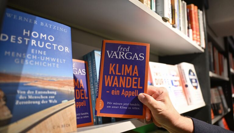 Es gibt immer mehr Bücher zu den Themen Klimawandel und Nachhaltigkeit. Foto: Bernd Weißbrod/dpa