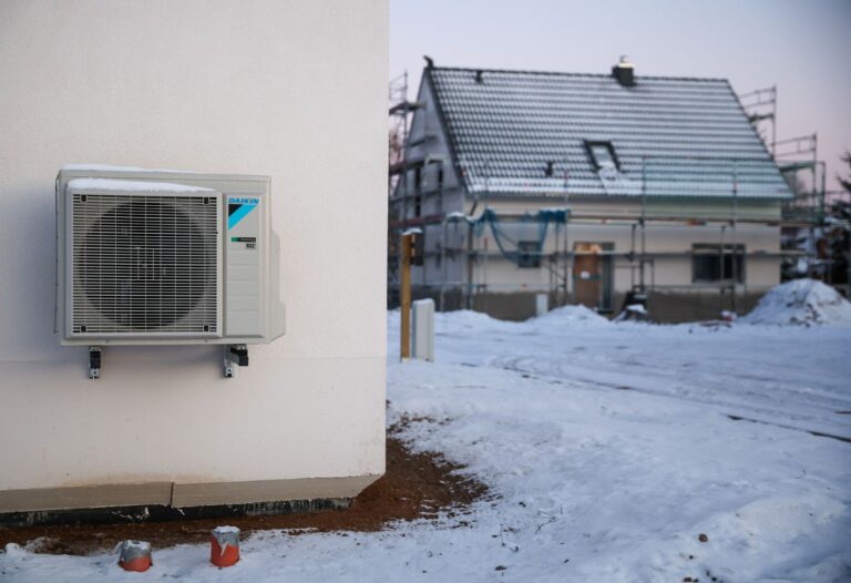 Das Gebäudeenergiegesetz sieht vor, dass von 2024 an jede neu eingebaute Heizung zu 65 Prozent mit Erneuerbaren Energien betrieben werden muss. Foto: Jan Woitas/dpa