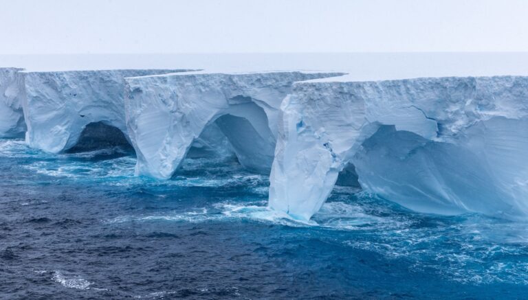 Der Eisberg A23a treibt derzeit von der Antarktis weg durch den Ozean. Foto: Richard Sidey/Eyos Expeditions/dpa