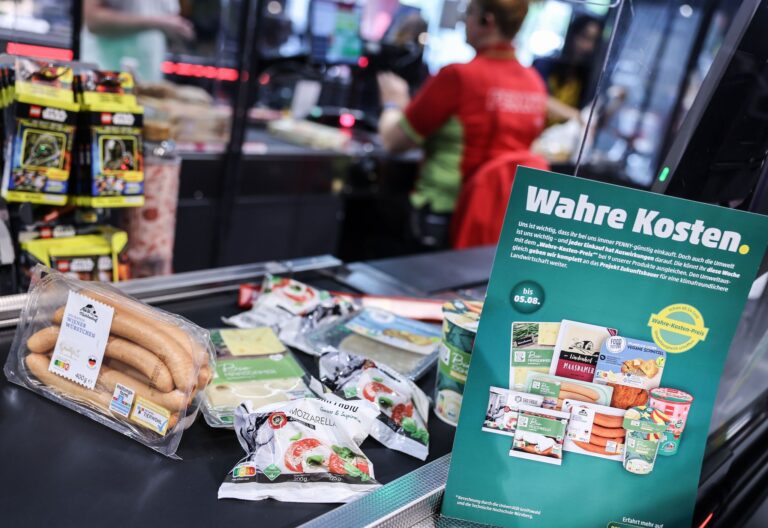 Bei der «Wahre-Kosten-Aktion» des Discounters Penny gab es interessante Ergebnisse. Foto: Oliver Berg/dpa