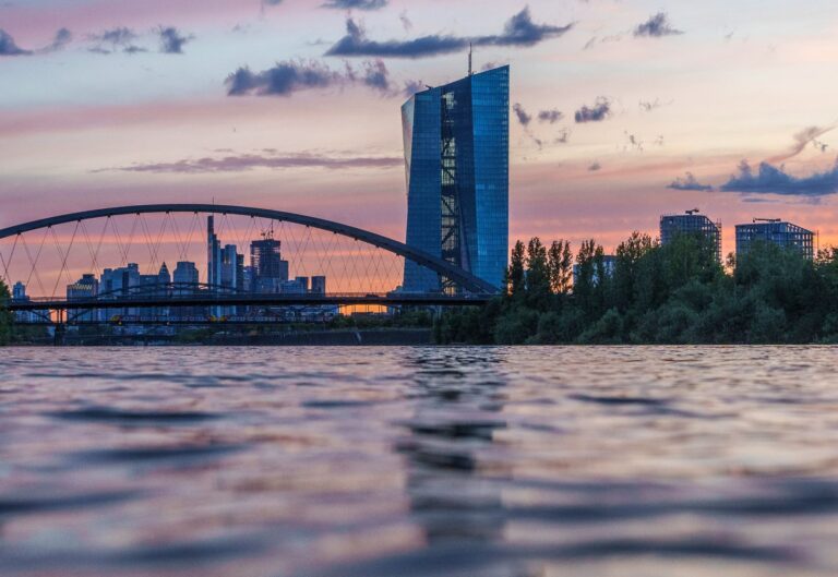 Aus Sicht der Europäischen Zentralbank (EZB) sind viele Banken für den Umbau zur grünen Wirtschaft schlecht aufgestellt. Foto: Andreas Arnold/dpa