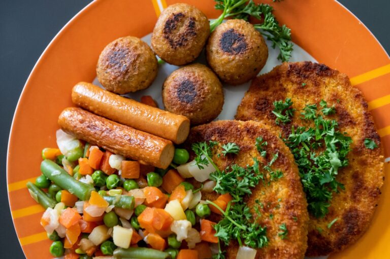 Schnitzel, Würstchen, Hackbällchen: All das gibt's mittlerweile auch als vegane Variante. Foto: Silas Stein/dpa/dpa-tmn