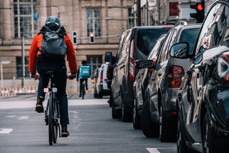 Umweltfreundliches Pendeln: Fahrradfahren verursacht kein CO2 und fördert die Gesundheit. Foto: Zacharie Scheurer/dpa-tmn