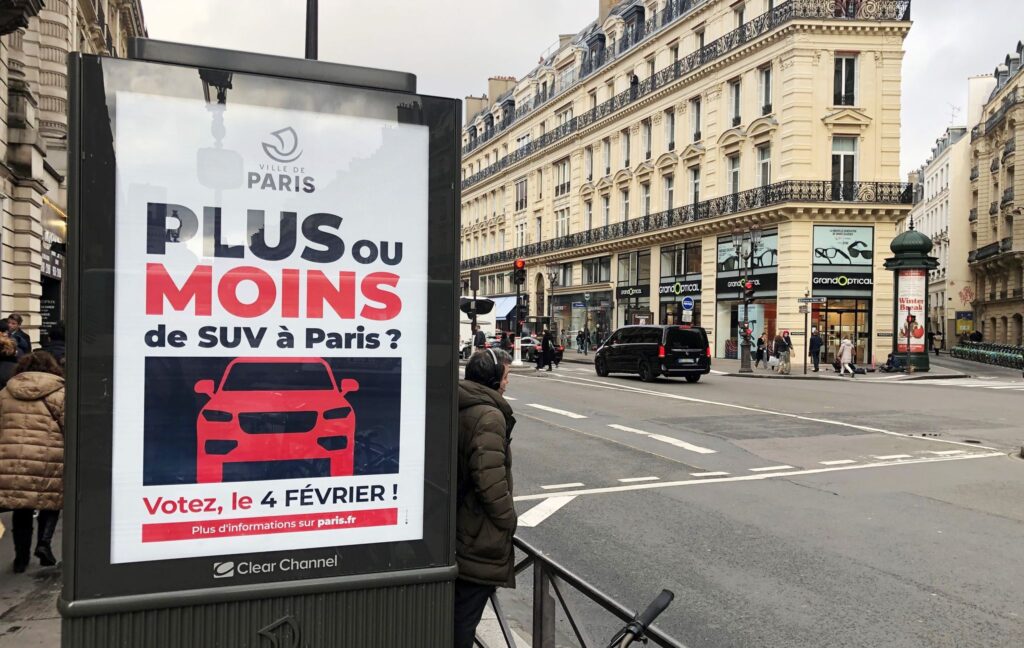 Bei der Befragung kann die Pariser Bevölkerung entscheiden, ob es zur Verdreifachung der Parkgebühren auf öffentlichen Parkplätzen für die schweren Stadtgeländewagen kommt.