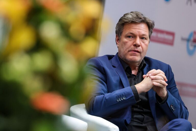 Bundeswirtschaftsminister Robert Habeck hält eine Einigung im Streit um das EU-Lieferkettengesetz noch für möglich. Foto: Jan Woitas/dpa