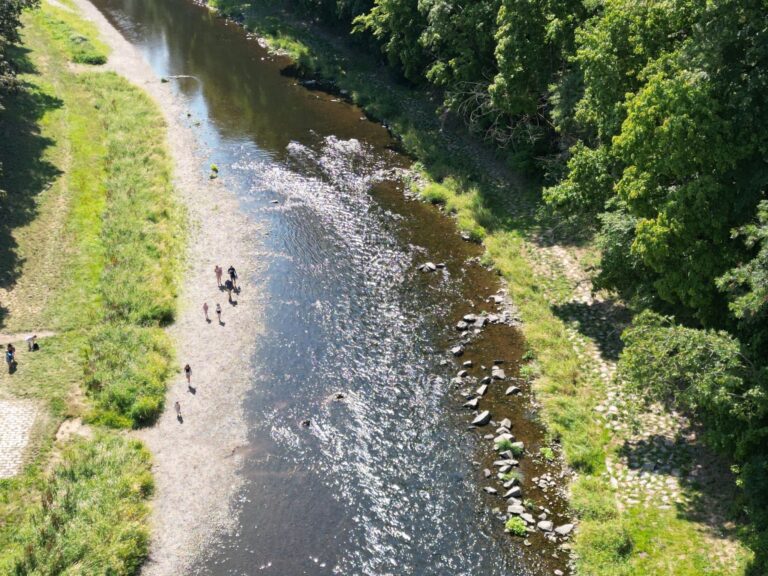 Nur wenig Wasser führt der Fluß Weiße Elster (Drohnenaufnahme).