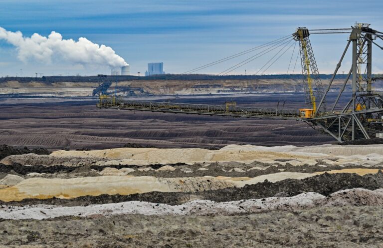 Abraumhalden und ein Absetzer sind im Braunkohletagebau Welzow-Süd der Lausitz Energie Bergbau AG (LEAG) zu sehen.