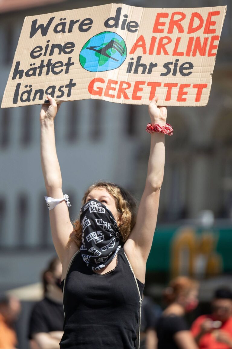 Gemeinsam mit anderen aktiv werden: Das kann helfen, einen Umgang mit der eigenen Klimaangst zu finden und etwas gegen den Wandel zu tun. Foto: Michael Reichel/dpa-Zentralbild/dpa
