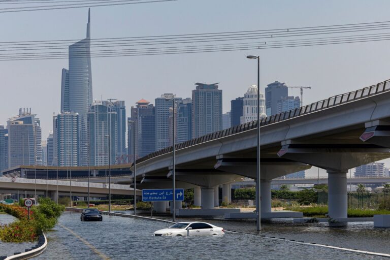 Hochwasser in Dubai. In den Vereinigten Arabischen Emiraten kam es nach schweren Regenfällen zu Überschwemmumngen. Foto: Christopher Pike/AP/dpa