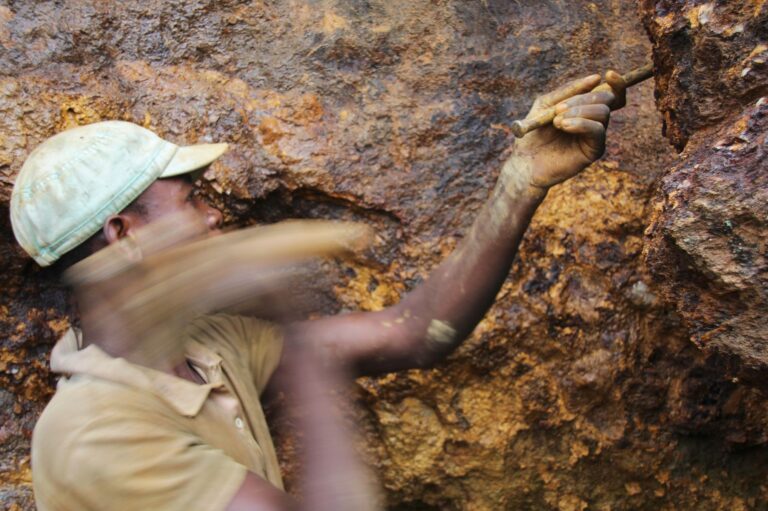 Ein Mann arbeitet in der Mine Zola Zola bei Nzibira in der ostkongolesischen Provinz Süd-Kivu. Heute stimmt das EU-Parlament in Straßburg darüber ab. Foto: Jürgen Bätz/dpa