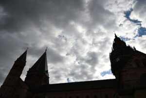 Wolken ziehen über dem Mainzer Dom hinweg.