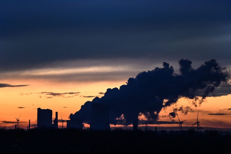 Die Sonne ist hinter dem Braunkohlekraftwerk Niederaußem in NRW untergegangen. Foto: Federico Gambarini/dpa