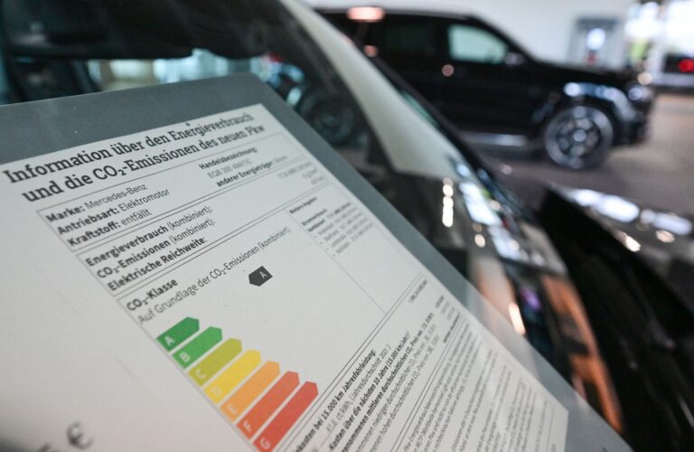 Verbraucher sollen beim Autokauf mit einem neuen Pkw-Label künftig unter anderem besser über den Verbrauch und die Emissionen ihres potenziellen Neuwagens informiert werden. Foto: Bernd Weißbrod/dpa