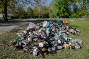Unzählige Flaschen und Müll liegen in einem Park in Treptow.