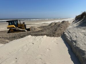 Norderney und andere Ostfriesische Inseln füllen nach der Sturmflutsaison ihre Strände mit Sand auf.