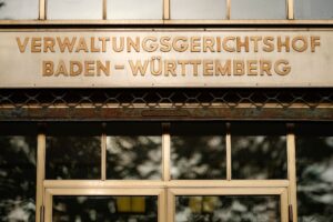 Der Schriftzug "Verwaltungsgerichtshof Baden-Württemberg" steht über dem Eingang.
