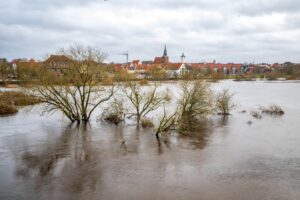 Hochwasser hat die Aller vor der Altstadt von Verden über die Ufer treten lassen.
