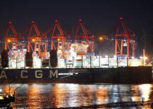 Ein Containerschiff wird am frühen Morgen im Hafen am Eurogate Container Terminal abgefertigt.