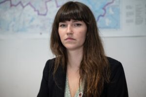 Carla Hinrichs, Mitbegründerin der Protestgruppe Letzte Generation, bei einem Prozess im Sommer 2023 im Amtsgericht Tiergarten wegen Nötigung und Widerstands gegen Vollstreckungsbeamte.