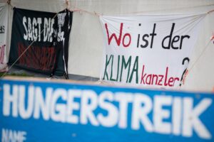 «Sagt die Wahrheit», «Wo ist der Klimakanzler» und «Hungerstreik» ist auf Schildern im Hungerstreik-Camp des Bündnisses «Hungern bis ihr ehrlich seid» im Regierungsviertel zu lesen.