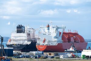 Der LNG-Tanker "Arctic Lady" liegt mit einer Ladung Flüssigerdgas im Energie-Terminal „Deutsche Ostsee“.