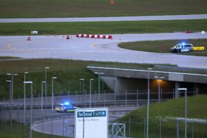 Klimaaktivisten haben sich am frühen Morgen auf einer Zufahrt für Start- und Landebahnen am Flughafen Franz-Josef-Strauß festgeklebt.