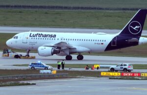 Zwei Aktivisten haben sich auf einer Zufahrt für Start- und Landebahnen am Flughafen Franz-Josef-Strauß festgeklebt.