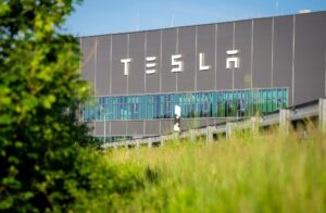 Der Schriftzug „Tesla“ steht an der Fassade eines Gebäudes der Tesla Gigafactory.