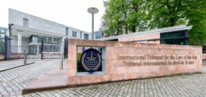 Wappen und Schriftzug des Internationalen Seegerichtshofs (ISGH/engl. ITLOS) sind an dessen Eingang im Hamburger Stadtteil Nienstedten zu sehen.