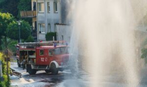 Mit riesigen Wasserfontainen befördert die Feuerwehr das Wasser aus den vollgelaufenen Kellern.