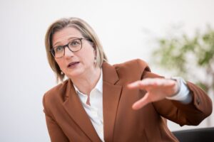 Anke Rehlinger (SPD), saarländische Ministerpräsidentin, gestikuliert bei einem Interview.