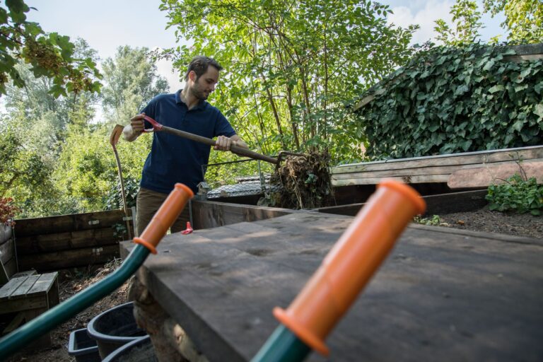Ab auf den Haufen: Viele Gartenabfälle eignen sich zum Kompostieren.