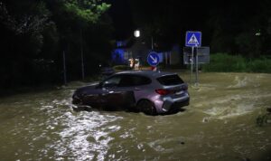 Ein Auto steht auf einer überfluteten Straße. In der Stadt Ebersbach an der Fils bei Stuttgart ist am Sonntagabend wegen des Hochwassers Vollalarm ausgerufen worden.