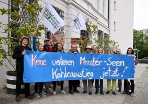 Mitglieder der Umweltgruppe Grüne Liga demonstrieren vor dem Wassergipfel in Berlin.