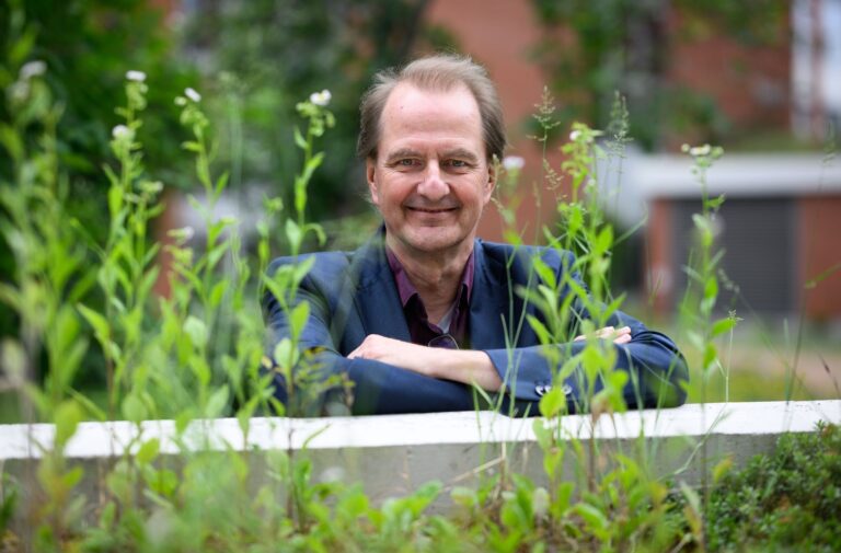Dirk Messner, Präsident vom Umweltbundesamt (UBA), steht im Innenhof vom Berliner Standort des Bundesumweltamts.