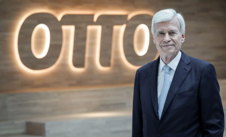 Michael Otto, Aufsichtsratsvorsitzender Otto Group, lächelt auf dem Otto Campus. Foto: Christian Charisius/dpa/Archivbild