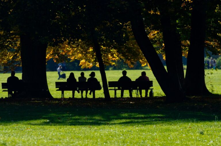 Höhere Temperaturen beeinflussen den Körper und die Psyche. Foto: Inga Kjer/dpa/dpa-tmn