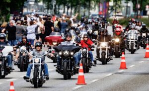 Teilnehmer der Hamburg Harley Days fahren über die Straße.
