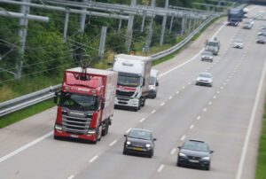 Ein Hybridlaster fährt über die E-Highway-Teststrecke auf der Autobahn 1 zwischen Reinfeld und Lübeck.