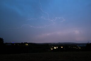 Eine Unwetterzelle mit einem Blitz baut sich über Homburg auf.