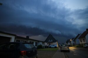 Eine Unwetterzelle baut sich über Homburg auf. Der Deutsche Wetterdienst kündigte für weite Teile Deutschlands an, es könne gewittern, hageln und ordentlich stürmen.
