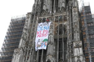 Klimaaktivisten haben am Ulmer Münster mit dem höchsten Kirchturm der Welt ein Protestbannner entrollt.