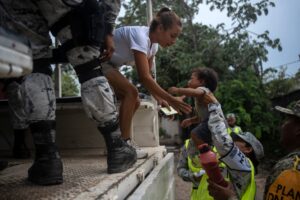 Vorbereitung auf die Ankunft des Hurrikans «Beryl»: Menschen werden von der Nationalgarde in eine Notunterkunft gebracht.