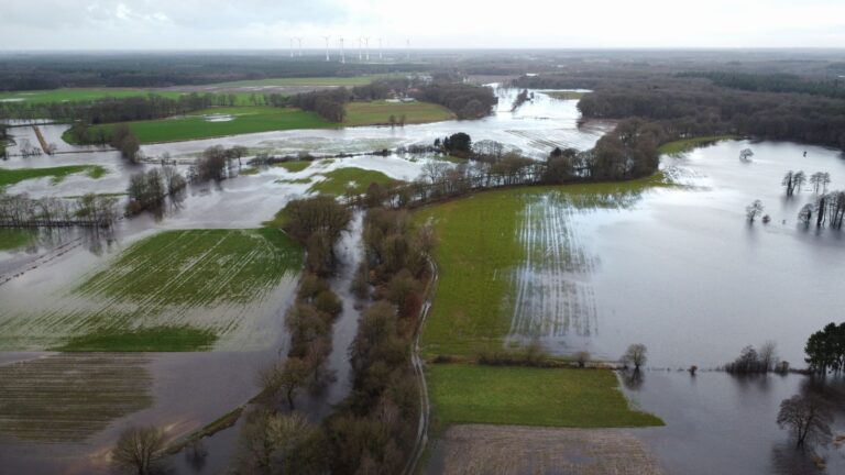 Die Region um Oldenburg war zum Jahreswechsel wochenlang vom Hochwasser betroffen. (Archivbild) Foto: Christian Charisius/dpa