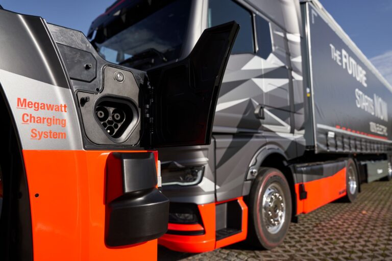 Ein MAN-Lkw an einer der neuen Schnellladesäulen. Foto: -/MAN/dpa