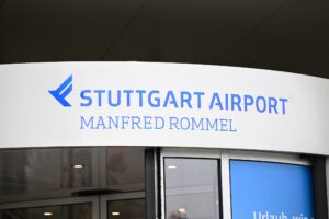 Klimaaktivisten machen zum Start der Sommerferien am Stuttgarter Flughafen auf ihr Anliegen aufmerksam. (Archivbild)