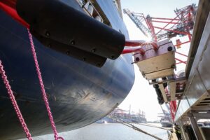 Die Hamburger Hafenverwaltung HPA will Schiffe der Reederei Maersk künftig mit Landstrom versorgen.
