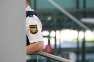Nach den Flughafen-Blockaden von Klimademonstranten in Frankfurt und Köln/Bonn hat die Staatsregierung die Polizeipräsenz an Bayerns Flughäfen erhöht.